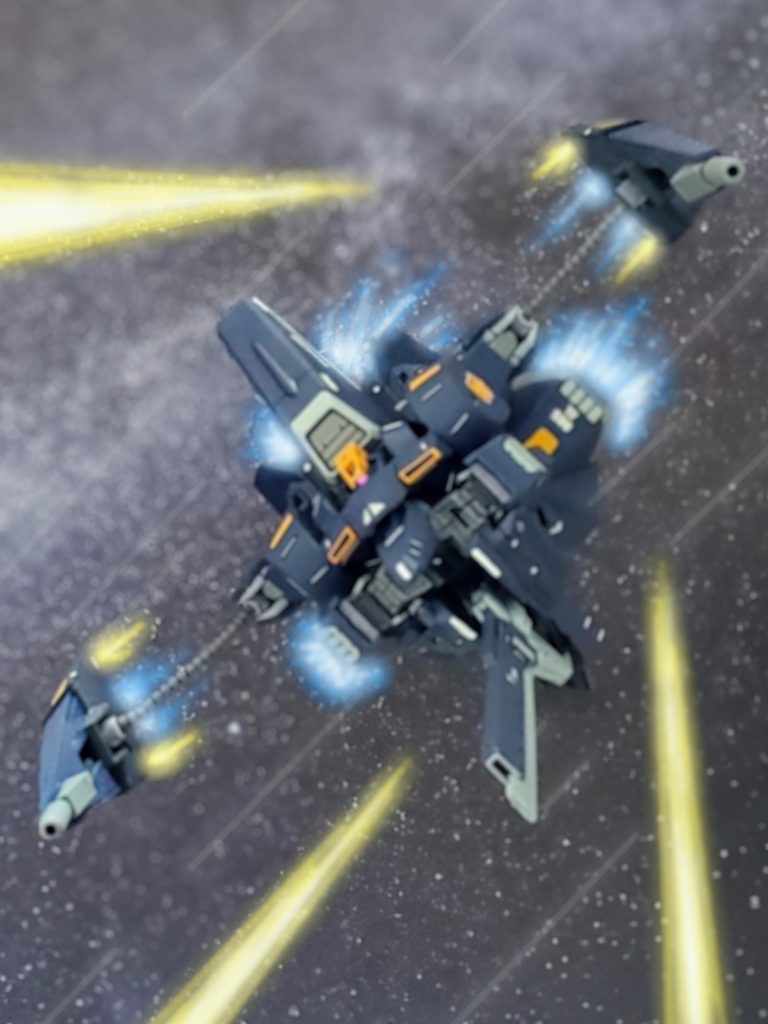 戦闘エリアからの退去通告を受けたが、それを無視して止まらず突き進むサイコギャプランAL 。『警告無視により撃墜させてもらう。』レイラに銃口を向ける憲兵MS部隊はついに攻撃を開始する。激しい十字砲火の中、その機動性で掻い潜るサイコギャプランAL 。そして時間がないレイラは、サイコギャプランALの真価を発揮させる‼️迎撃の無数のビーム砲を最小限の動きで回避しながら両翼のキャノンバインダーを機体より切り離す。接続ワイヤーに繋がれ本体から左右に離れていくサイコミュ兵器『有線式キャノンバインダー』‼️