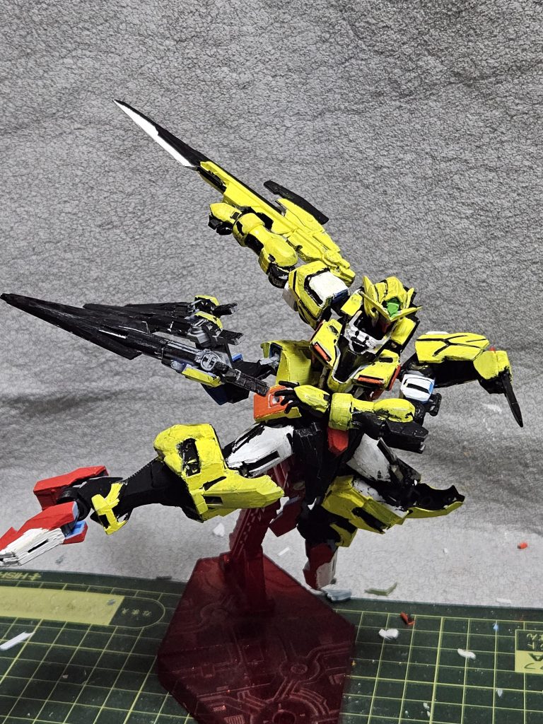 ダブルオーのソードを３本備えたウエポンラックを本体正面左側に配置。