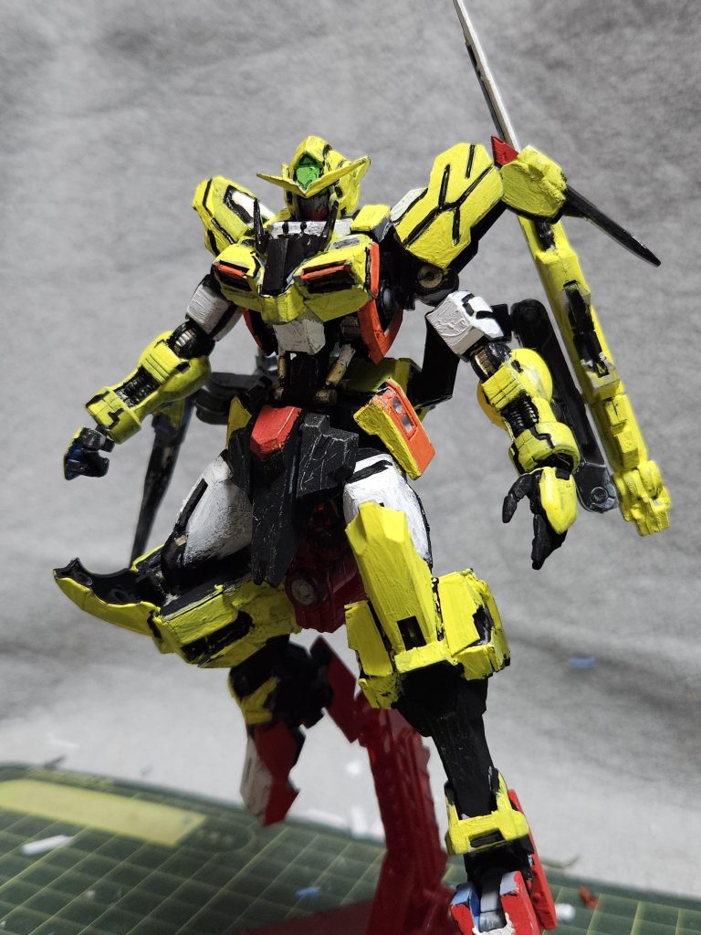 今回はガンダムヴィダールを素体に、ダブルオーガンダムを組み合わせました。角ないとエクシアみたいだよね