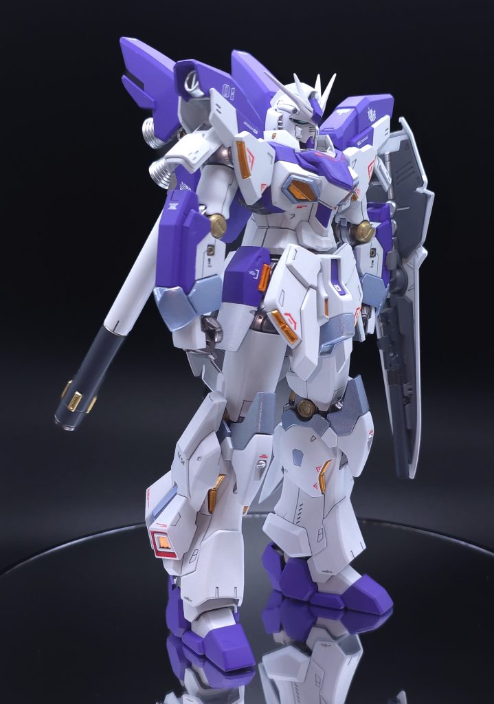配色初期案のHi-νガンダムをベースにしてみました。全て缶かガンダムマーカーエアブラシです。＝＝＝白：MSホワイト紫：Mr.カラー67パープルフレーム：ガンダムマーカーのガンメタバーニア等：ガンダムマーカーのシャインシルバーオレンジ：ガンダムマーカーのメタリックオレンジライトブルー：タミヤのパールライトブルー赤：アクリジョンのモンザレッド＝＝＝メタリック系は艶あり、他は艶消しにしています。