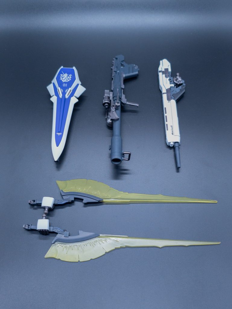 武器類ナギナタのエフェクトはHGUCシナンジュから拝借しました。ライフルとバズーカはガンダムマーカーのダークグレーとガンメタで塗り分けしています。ダークグレーが艶消し、ガンメタは艶有りです。