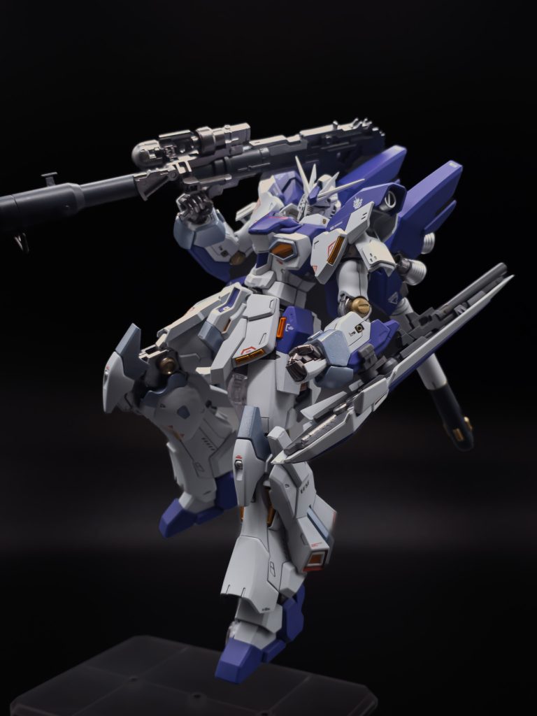 どう頑張ってもバズーカ持ち手を垂直にした状態で構えられず妥協した図。なんなら両手持ちも上手くできなかった。