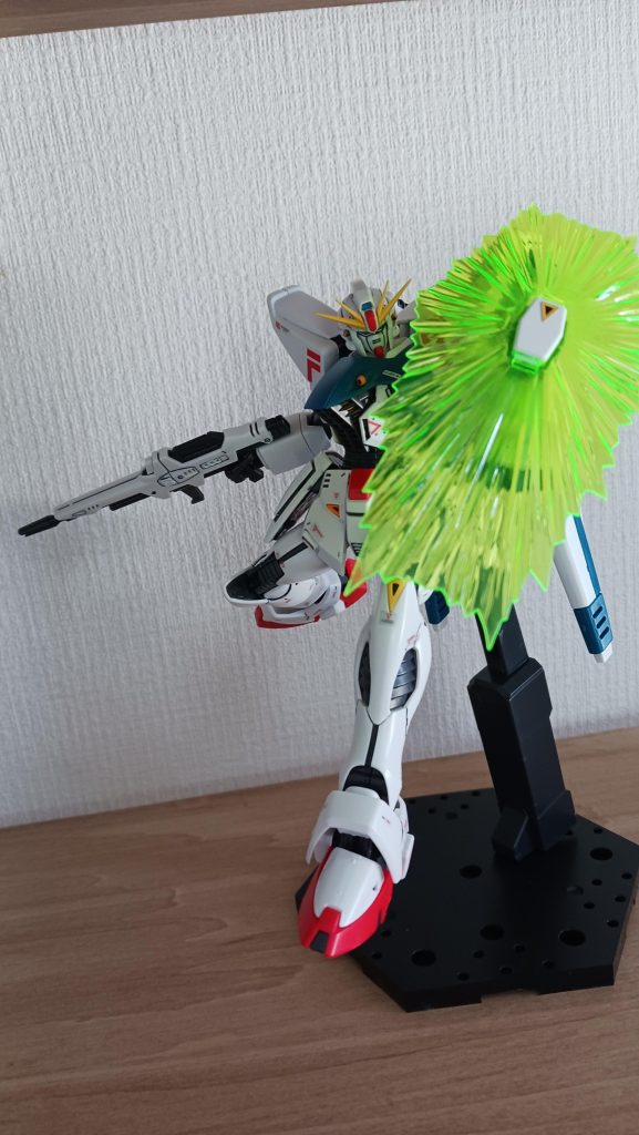 ガンダムベース福岡で購入しました。初mgです。放熱フィンが1本折れ曲がってすこし白化したのが心残りです…‥