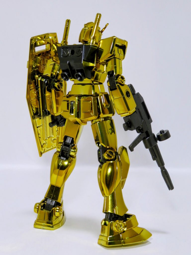 このキットはHGUC ガンダム(リバイブ版)の色を金メッキにしただけで、その他は同じです。関節、武装類などのKPSは金メッキではなく普通の黄色の成形色です(HGCEストフリの関節と同じ色)。ホイルシールは通常と同じ色のものが付属するので、色が全く合っておりません。なので、今回はKPSのパーツを水性ホビーカラーの黒鉄色で塗装しました。