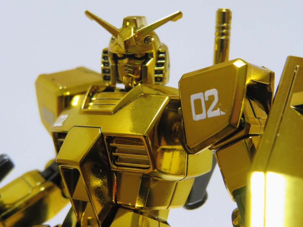 目元も全て金メッキなので、ツインアイの周りをつや消しブラックで塗装しました。ツインアイがハッキリ目立つようになりました。