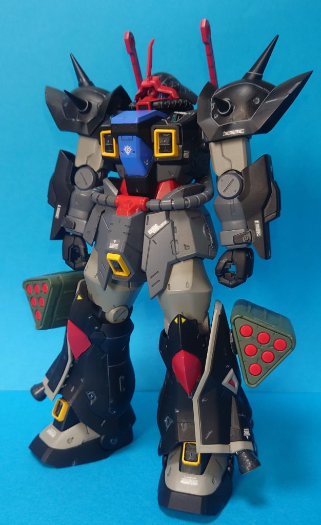 せっかくドムっぽい顔をしてるのでモノアイガード周りを赤く塗ってやりたい。というのが制作動機です。