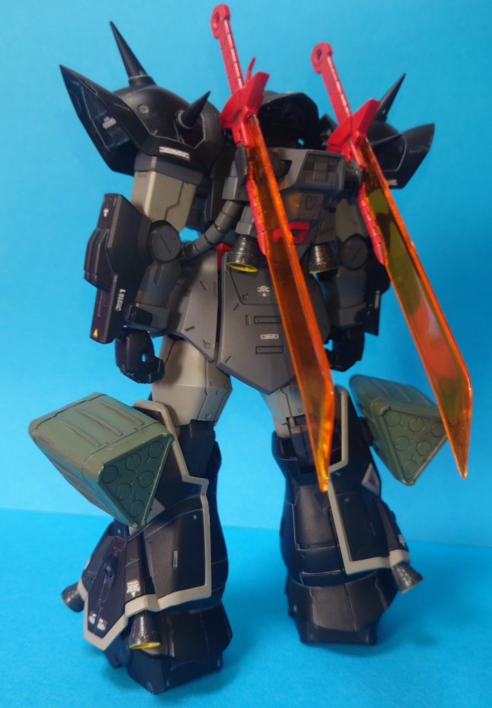 うしろ。ヒート剣はこの向きで付けたい派。ミサイルポッドは1stのザク用のイメージカラーで。