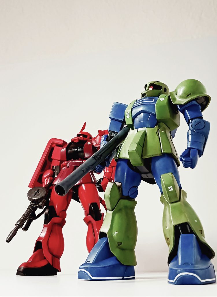 ｢素人め！ミノフスキー粒子の濃度が強すぎるわ！」危険を察知した2機のザクが臨戦態勢に入る。さすが、百戦錬磨のつわ者ガデム‼️ガンダム妄想が止まりません😆