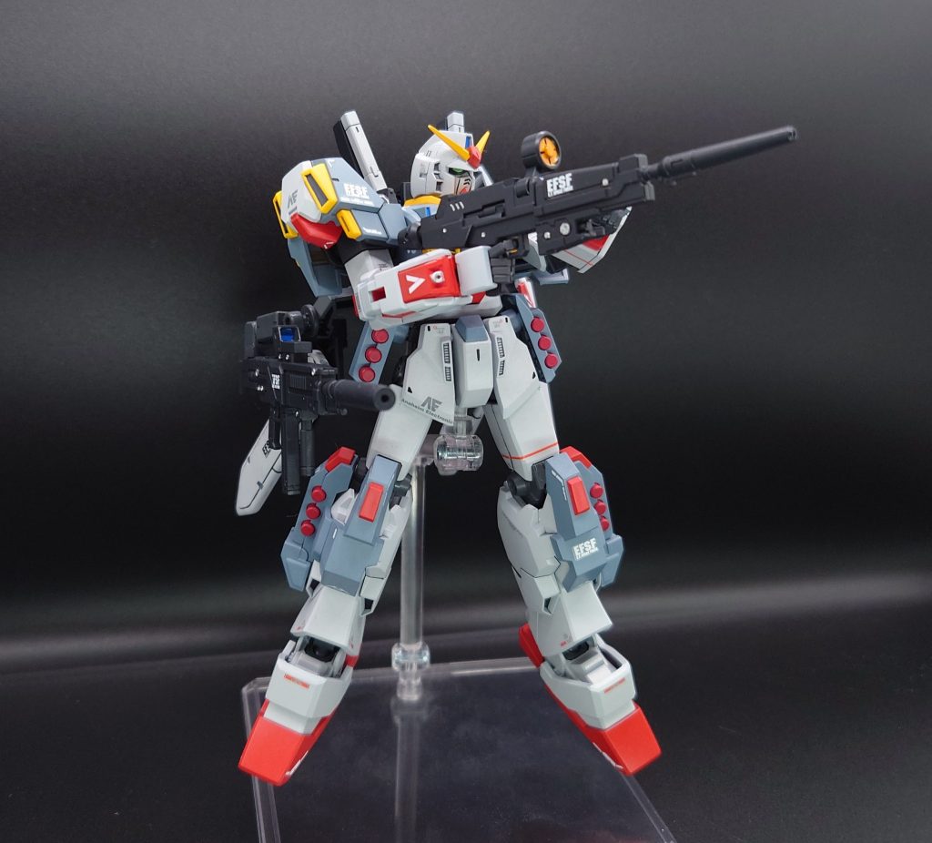 サブアームに懸架している状態でも発射が可能で、ビームライフルで敵機を追い込み、ハイパー・ビームライフルで打ち抜く。