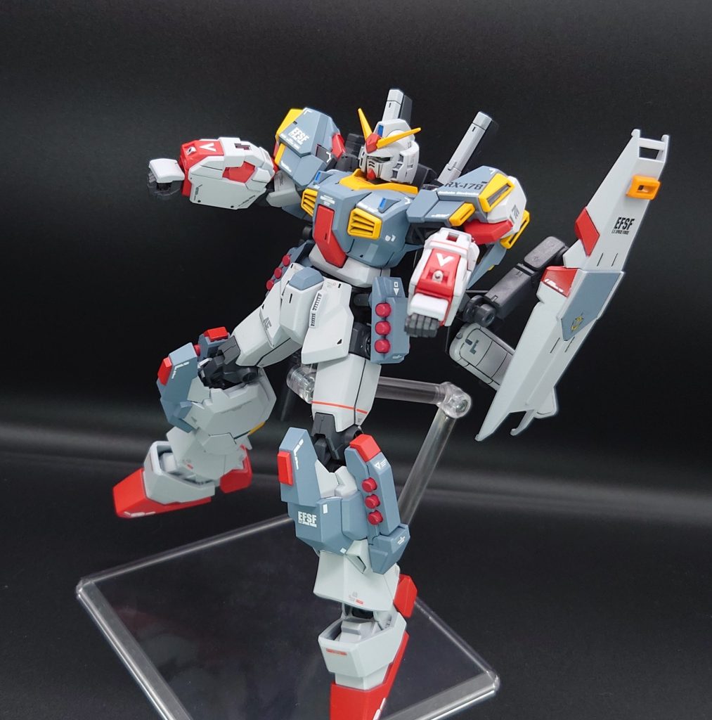 ハンド・グレネード腰部と脚部に12発のグレネードを装備している。