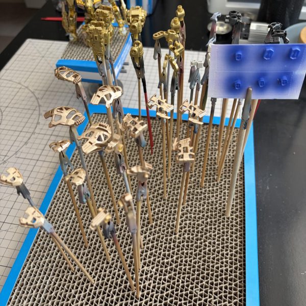 今回は肩、腰、そして脚部の製作です。それにしてもパーツ数がとんでもないですね…。あとは両足を作れば、内部フレームはついに完成です！（2枚目）