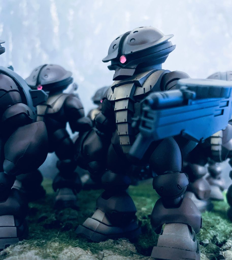 火力B型です。左腕のマシンガンと背面の甲羅を特徴とする機体です。A型と対を成します。