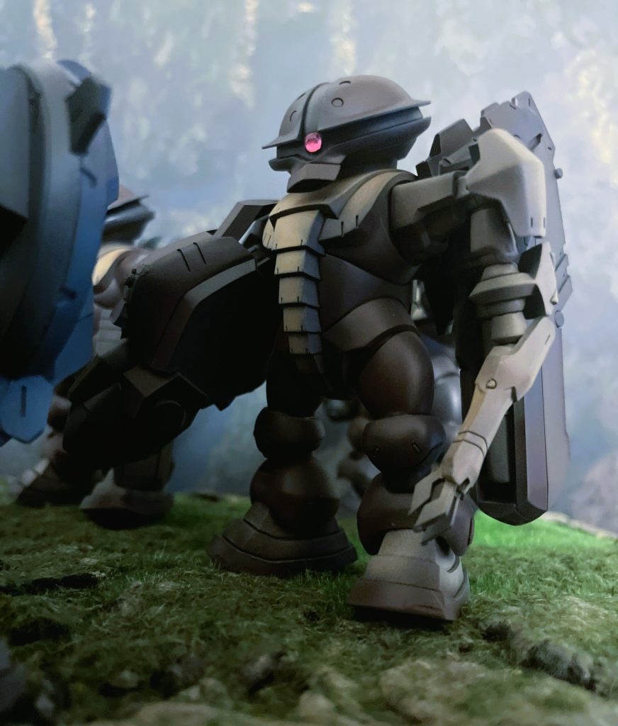 重火力型です。劇中左腕を大きく後ろへ回し左肩の後ろに背負う重火器を発射するシーンがありました。サンダーボルトはモビルスーツの「重火力化」が特徴ですが、アッガイへのアレンジは新鮮な驚きでした。