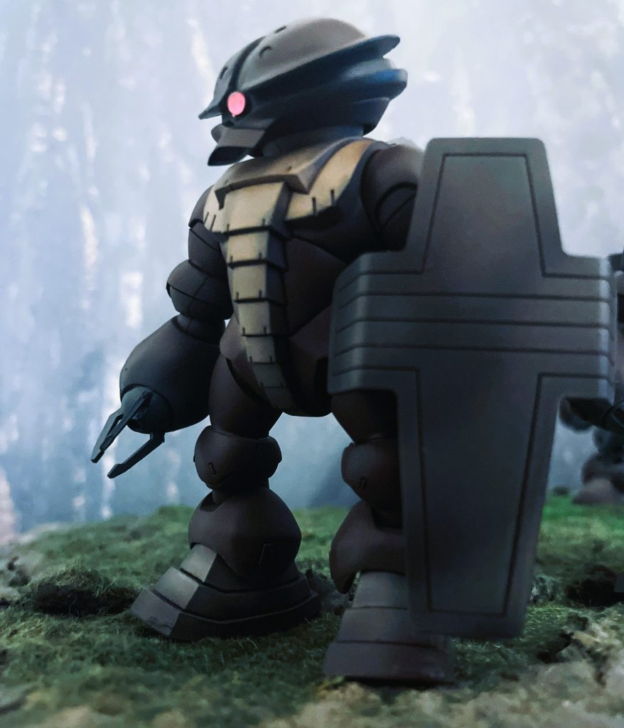 機動B型です。左の大きなシールドが特徴です。マシンガンのマガジンラックを背負っています。