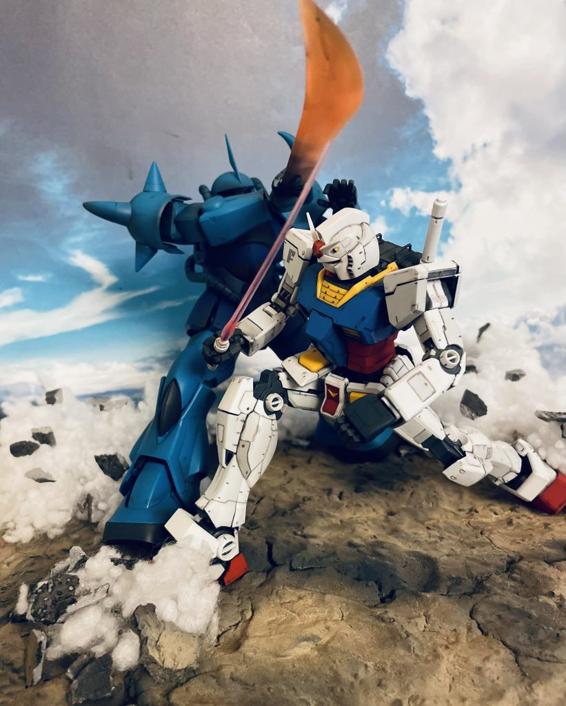 グフの両腕が飛ぶあのシーンもよいのですが、刹那の間合いを表現してみたいと思い作例のような絵柄となりました。