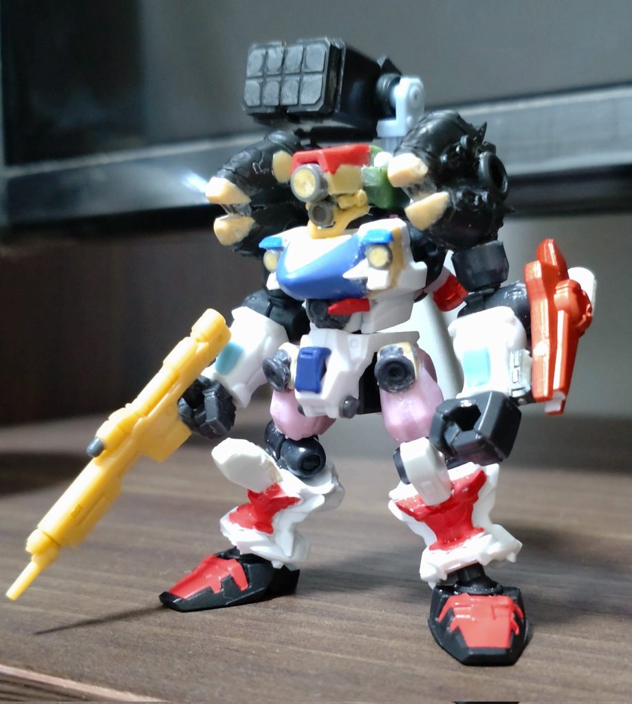 頭部、リックディアス・グレイズ胴体、ファルシオン( ロボットコンチェルト)・グレイズ脚部、アスレイ・ダブルオー腕部、アストレイのブースター・ナドレバックパック、ヘイズルライフル、ハイニュー( アーティファクト)ブレード、キュリオス・ゼクアインミサイル、アストレイ武器セット・ボール