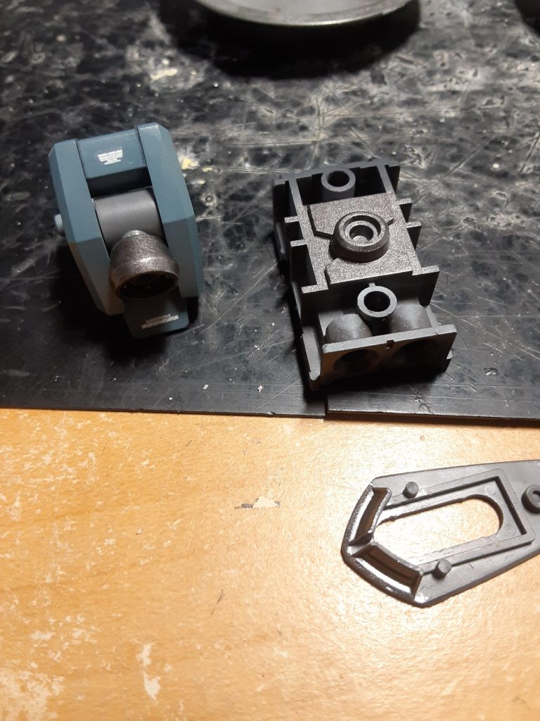 作品名：これがウワサの焼鉄色<p>カッコいい色だというウワサを聞いた事があるけど一度も使った事がなかった焼鉄色。メタリックなので当然だけど、ソリッドのグレーとは全然質感が違います。筆ムラが気にならないのもグッド。</p>
