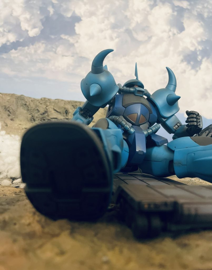 サムソン・トレーラーから起き上がるグフです。サムソン・トレーラーはEXモデルとなります。購入から大分月日が経ちましたがついに日の目をみました。