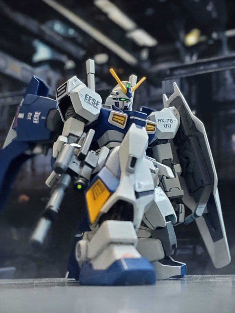 稼働状態に入ったガンダムモルオルトのコクピットが開き降りてくるゼロ。そして降りるなりゼロはナナイに銃口を向ける。『 ナナイ博士、救出してくれた事には感謝する。俺は次々に生み出される強化人間とNT研究機関の行為を止めるには、どうすればいいかと考えてきた…そしてようやく一つの答えにたどり着いた…。強化人間を創り出すムラサメ研究所と全てのNT研究機関、そして犠牲となっている強化人間たち。これら全てを俺の手で消し去る‼️これは最初に産み出された強化人間プロト・ゼロとしての責務。俺がやつらにその罪を償わせる。あなたはこのままオーガスタに向かってください。そして出来るなら研究を全て捨てて下さい。でないとあなたも倒さねばなりませんから…』ゼロはナナイにそう告げるとコクピットに戻り、シャトルのハッチを操作し解放。モルオルトは空へと飛び立つ。続いてレイラのサイコギャプランALも拘束ロックを解除し発艦体制に入る。『レイラ❗あなたまで付いていくの‼️』『ナナイ…ごめんなさい…ゼロ一人に全て背負わせる訳にはいかないの…それに私…もっと深い闇に染まるゼロの姿を見たの❗あれを止めたいの‼️』そう言い放つとレイラはサイコギャプランALをゆっくりと浮上させシャトルを離れていくのであった…❇️