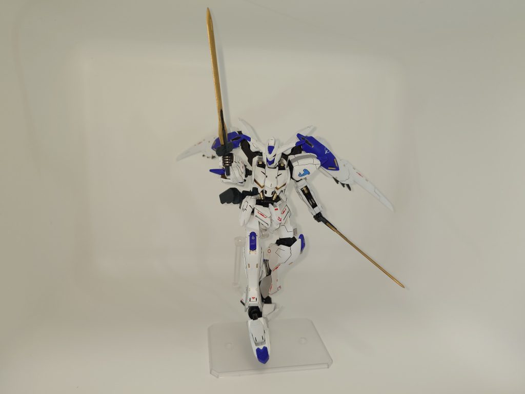 このポーズもしてみたんですけど可動域的にアニメみたいにはいきませんね。