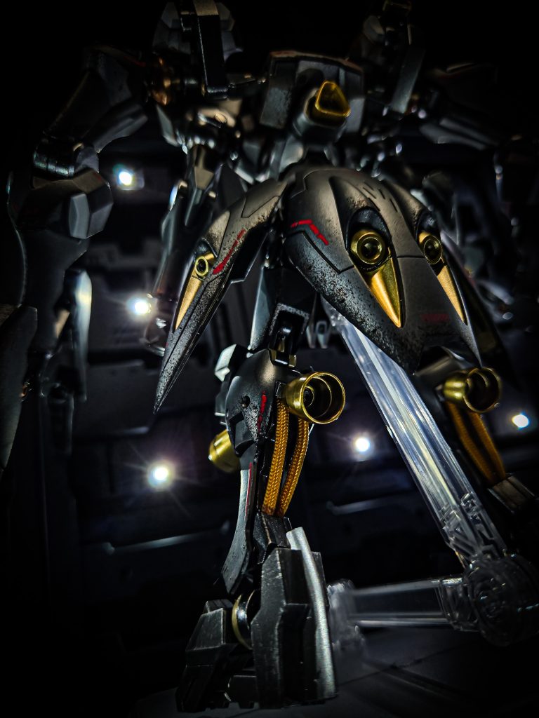 太ももと脛で計8ミリ延長しています。延長のためにガンダムフレームの動力パイプを切り飛ばしたのでメッシュワイヤで復活させています。サイドとリアのスカートは先端が丸っこかったのでパテでシャープ化しています。