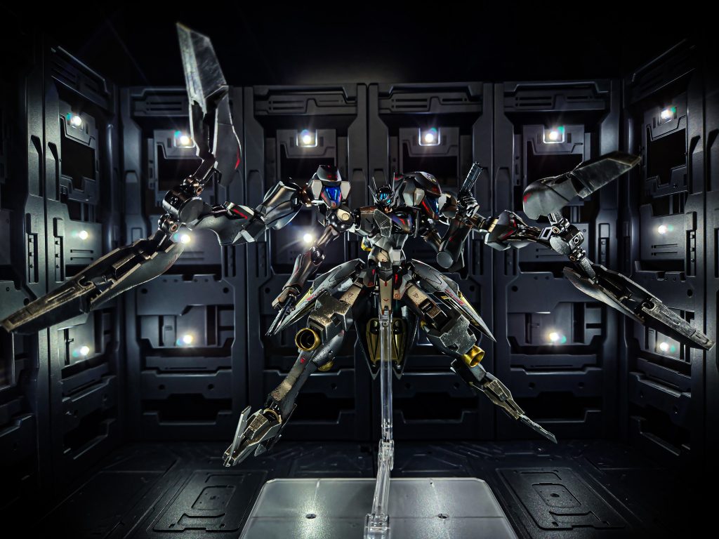 ファラクトの脚を丸々クロウアーム的に改造しています。真っ二つにした股関節を3ミリプラ棒でバックパックのジョイントに挿して接続しています。ここは意外とすんなりでした。