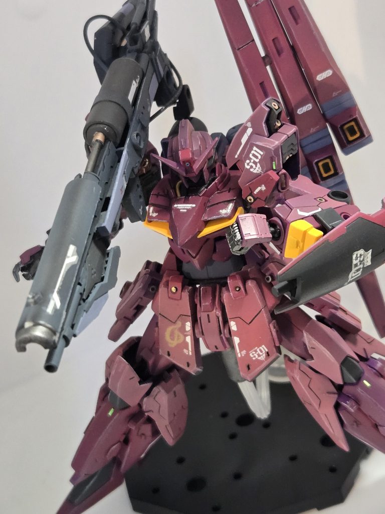 バスターライフルは鉛筆キャップやプラパイプからつくりました。シールドは小さめ。「当たらなければどうということはない！」