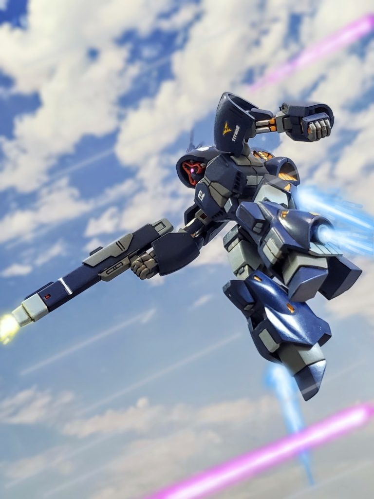ガンダムモルオルトのビームライフルをその機動性を生かし回避するアッシマー。パイロットの腕も相まり、ハンニバル大佐はゼロとレイラの前に大きな壁として立ち塞がる。『さすがは強化人間と専用機…。だが重力下では、このアッシマーの方に歩があるようだな‼️』