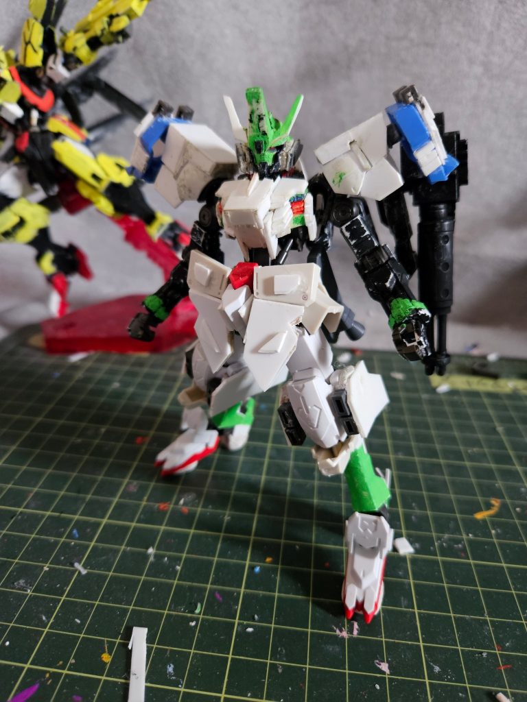 角の太さなどを調整しつつ上半身から制作。今回はバルバトスを素体にしてみました。
