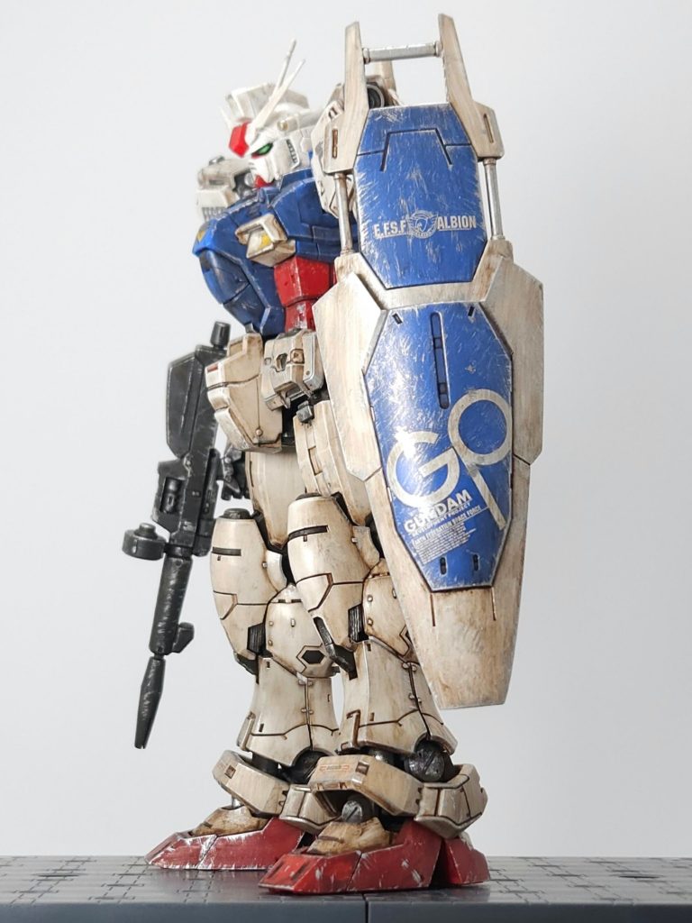 肩部やシールドの特徴的なデカールは、角川のムック本付録を使用しました。定番のガンダムデカールに比べて現代的なリファインが加えられており、キットとの親和性が高く気に入っています。
