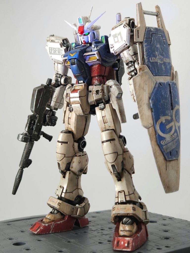 私のお気に入り機体の1つであるGP01 ゼフィランサス。元々はブンドドのために墨入れ＋トップコートのみで仕上げる予定でしたが、せっかくならとウェザリングにも挑戦してみました。Mr.ウェザリングカラーによるウォッシングの上に、エナメル塗料のドライブラシを重ねています。足元から順々に上半身へ作業を進めていき、若干の濃淡差表現を狙ってみました。