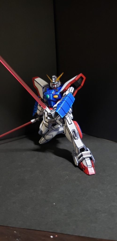 最新のプレバンシリーズに比べると古いキットなので可動はいまいちですがポーズはある程度とれます。問題のフェイスパーツはあまりにももっさりしているので削り込み小顔化しました。バランスは良くなったと思います。