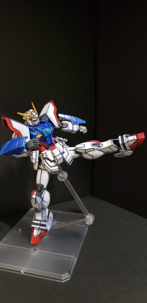 RGみたいには動きませんがアニメ塗りではシンプルディテールのHGの方が向いてると思ってます、並べた時の統一感もでますし。