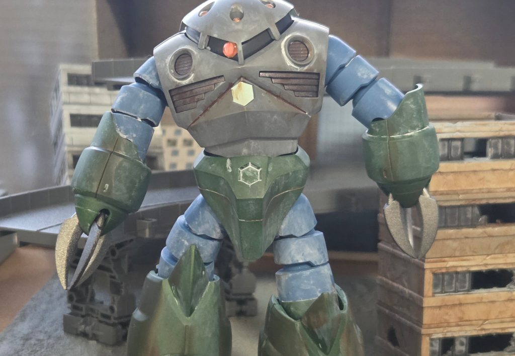 塗装はいつもの通りスプレー＋ガンダムマーカー。つや消しの後ミスターウェザリングカラーを使っています。