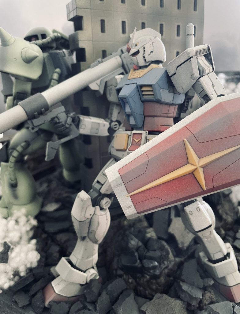 ガンダムはMG version 3.0、ザクは同version 2.0です。ガンダムはグレーでハイライトをつけてみました。