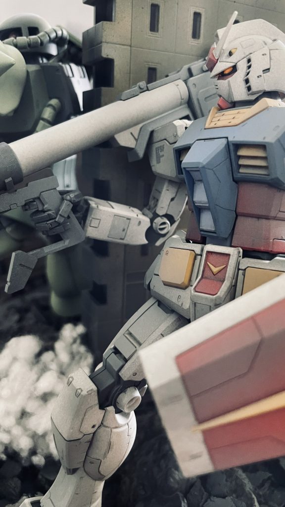 アップのアングルで。ガンダムのカメラを点灯させました。ガンダムもカメラが点灯するとがらりとイメージがかわります。