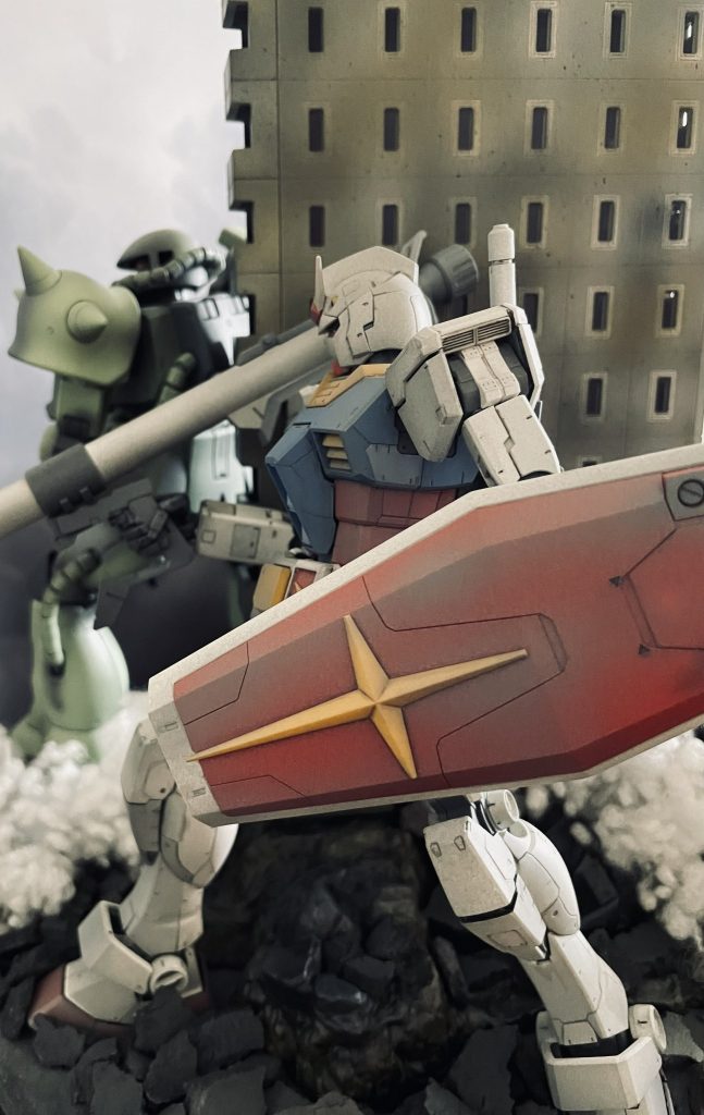 ガンダム後方からのアングルです。中央の大きなビルはトミーテックから採用しました。ジャーマングレー、オリーブドラブ他でハイライト、汚しを入れています。