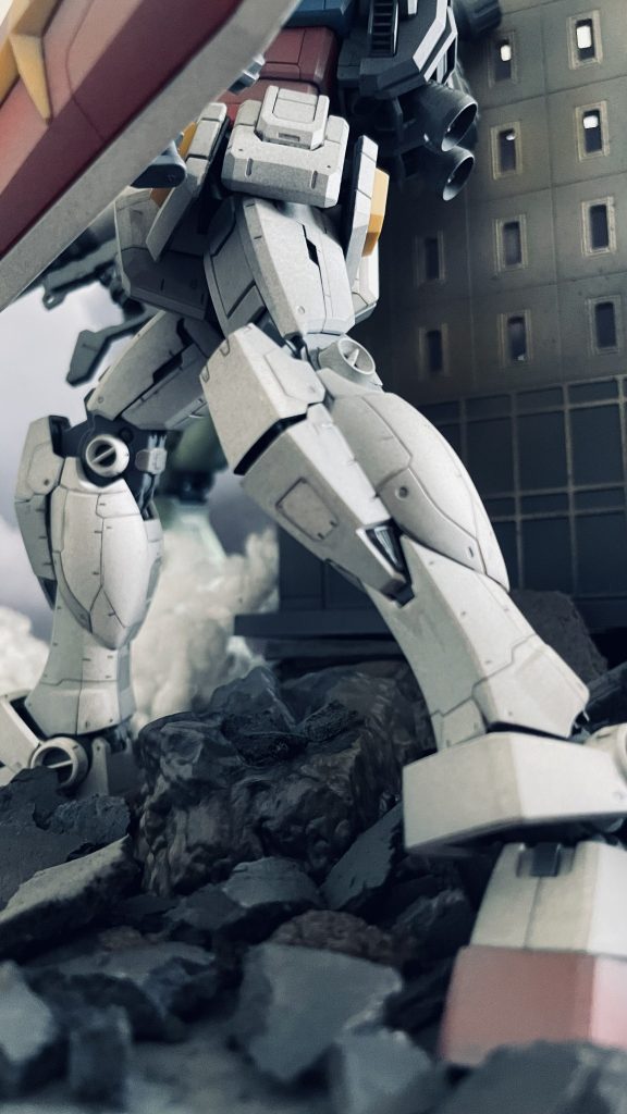 ガンダムの脚部アップのアングルから。