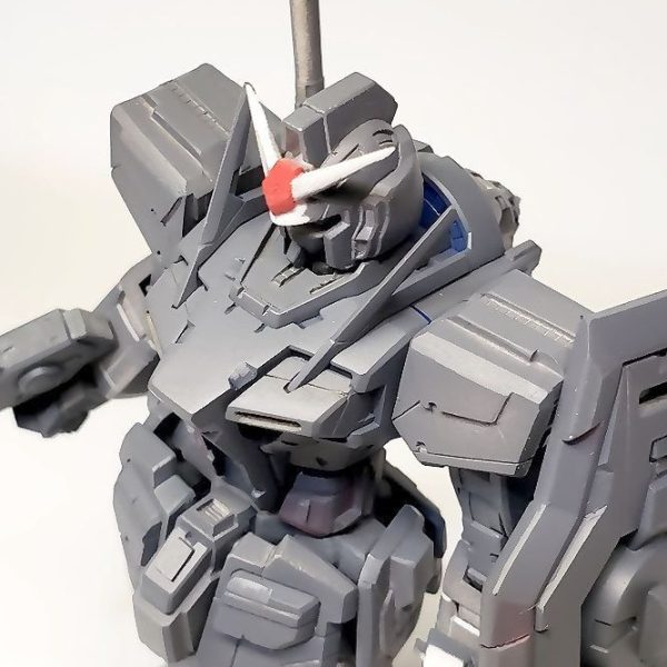 機動戦士ガンダム00ファーストガンダム好きな私も、ダブルオーはドラマが面白くて引き込まれましたし、毎週の放送が本当に楽しみで、回を追うごとに妻も、長男、長女(当時は小学生)も引き込まれていき、映画が公開になってすぐに、家族4人で映画館へ観に行くほど夢中にさせられましたよ^^パチ組したたまま、長らくしまっておいたHGを引っ張り出してきて、見れば見るほどファーストガンダムに似てるなぁ・・と・・・パイロットの声も古谷徹さんだし^^;色んな思い出や感情が湧き上がってきたりするなか、今回は、アニメ寄りではなく、RGっぽくデテールアップして仕上げてみようと。。。(左)キット自体は、シンプルでプレーン。(右)ディテールアップについては、普段はあまりやらないのですが、タガネなどの道具を持っていないため、ほとんどデザインナイフ1本でスジボリなどを追加しています。まだ途中段階ですが、いったん捨てサフを吹いてディテールアップの密度チェック。足りていない部分や、イケていない部分をチェックしてこれから更にプラバン追加やスジボリ追加をしていきます。(5枚目)