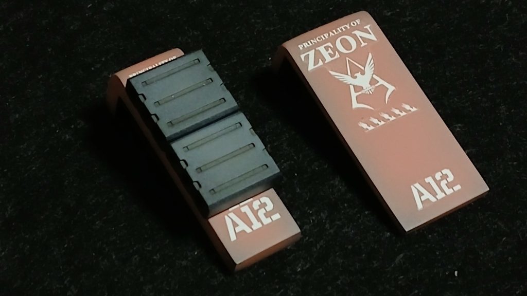 着せ替えグッズその２シールドも２枚用意しました。サカ助の性癖、シールドの大型化を行ったものと、今回は是非オリジン系のバズーカを持たせたかったので、マガジン装着出来るようオリジン系のシールドの表面を通常のザクのシールドに貼り付けてみました。今になって思うのは、磁石接続でも良かったのでは？（笑）