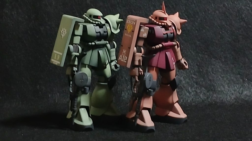 MS-06S　ザクⅡとは、大戦中最も多く生産された06系スタンダードモデルである06Fをベースとし、主推進器の出力を３割程向上しそれに伴い増加するGや発熱に対処すべく一部構造部材の変更を行った06系上位モデルである。機体受領時にはパイロットの好みに合わせセッティングを施す程の念の入れようであった。また戦中・戦後に集められた情報によれば、06Sは複数種存在している事が判明した。それは一部限られたパイロット向けに、パイロットの特性に合わせ更なる改修が行われたスペシャルモデルが存在していた為である。