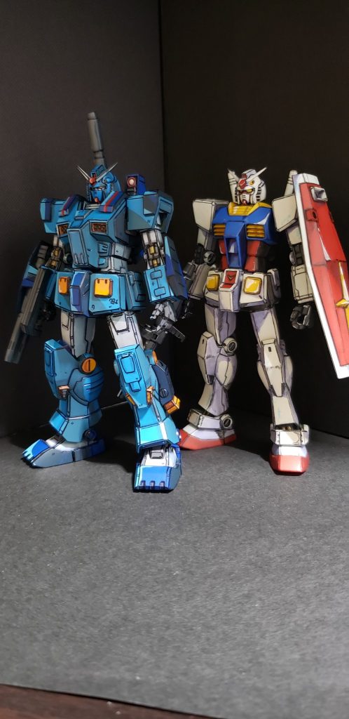 HGのノーマルなガンダムとのツーショットです。フルアーマーなのにゴテゴテせずに意外にスリムですね。