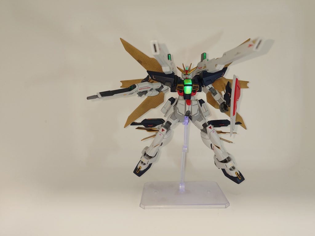 最後はダブルエックスといえばのツインサテライトキャノンです。展開に色々可動しないといけないので塗装剥がれが怖かったですが何とかいけました。（笑）展開するとすごいボリュームを感じましたが背中のプレートがもう少し大きくても良かったかなとは思いました。あと、カメラアイとエネルギー受信部はブラックライトで発光します。