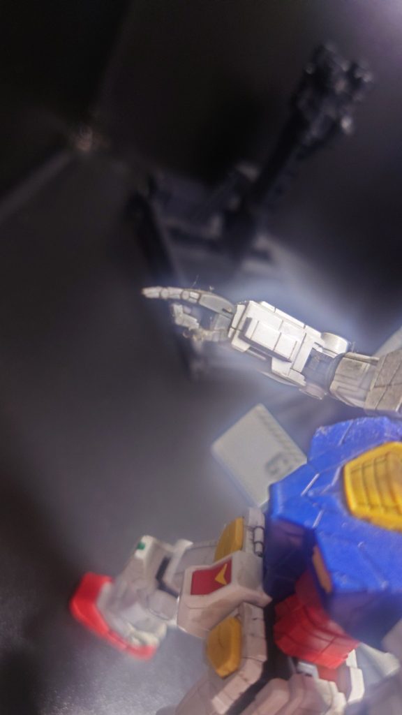 指を立ててるパーツはなかったので他キットから指だけ拝借しくっ付けてみました。