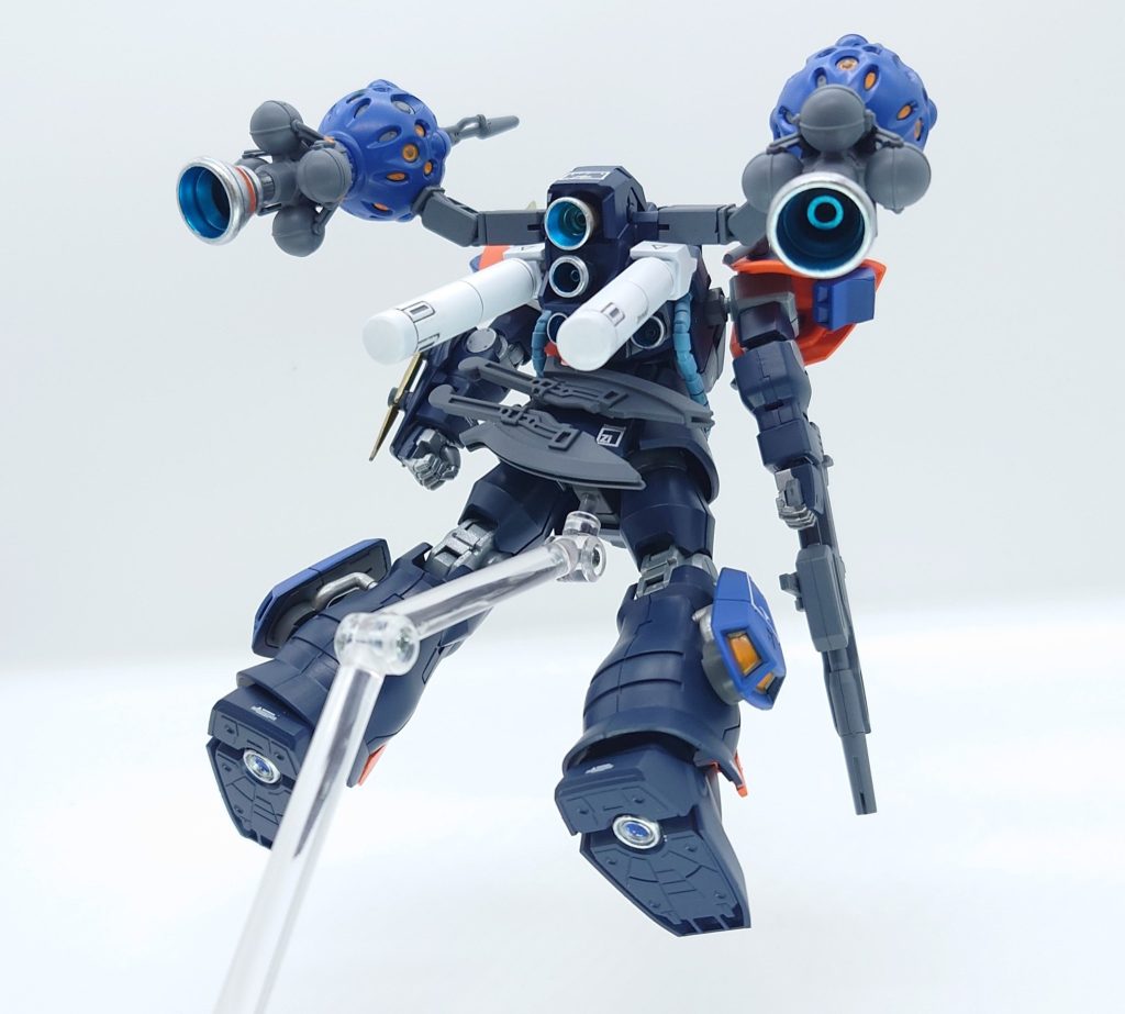 宇宙での戦闘を想定しているため、バックパック、肩部、脚部にバーニア・スラスター・プロペラントタンクが増設されている。バックパックにはBB戦士のシナンジュのものを使用しています。プロペラントタンクもちょうどいいサイズ感で、軸もついてくるので使い勝手が良く、またどこかで使えるなーとか考えてます。（バーニアは他から持ってくる必要があります）