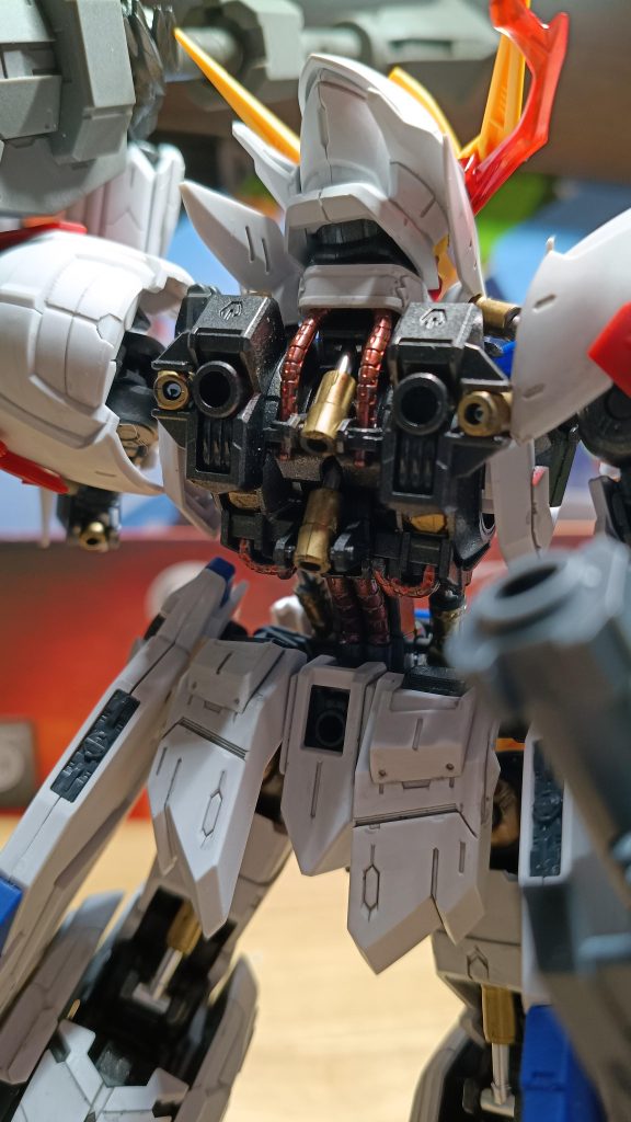 シリンダーやパイプなどはガンダムマーカーのメタリックで塗装しました。