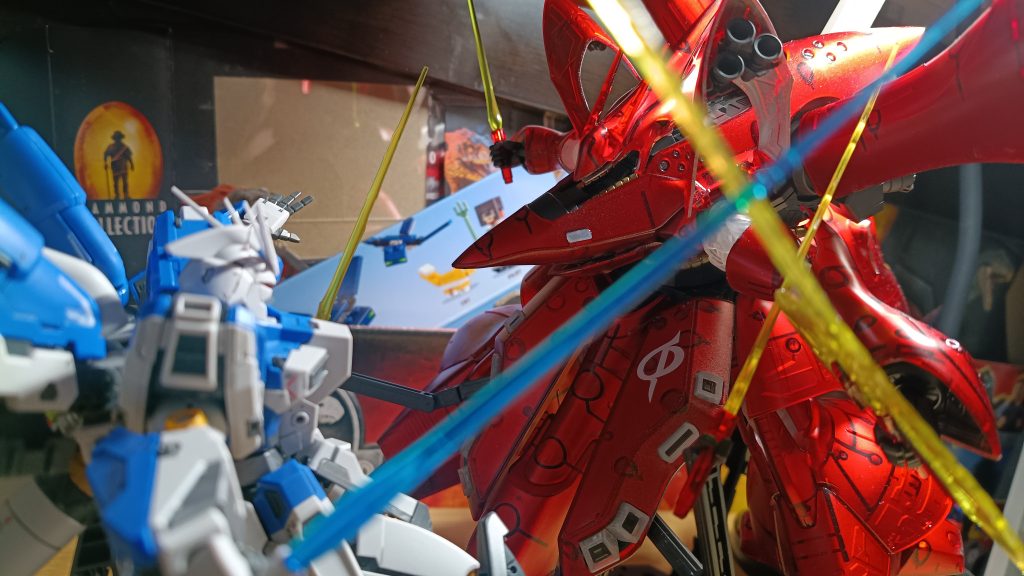 ハイニューはスミ入れとトップコートで製作し、ナイチンゲールはガンダムベース限定のクリアカラーを使って裏からシルバーを吹き、メカニカルコアメッキ風に仕上げました。