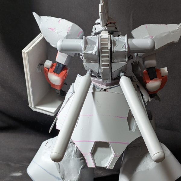 制作中のゲルググマリーネです。捨てサフ吹いて様子見です。だいぶシャアゲルググの感じは消えましたね。まだまだ細かな調整が必要ですがイメージした目一杯マッチョなマッシヴな太めのプロポーションで満足してます😊ギリギリまで連邦鹵獲機にするか、ジオンオリジナルにするか迷いましたが今回はジオンにすることにしました。※これで次回作りたいものも決まりましたので⋯。&nbsp;（3枚目）