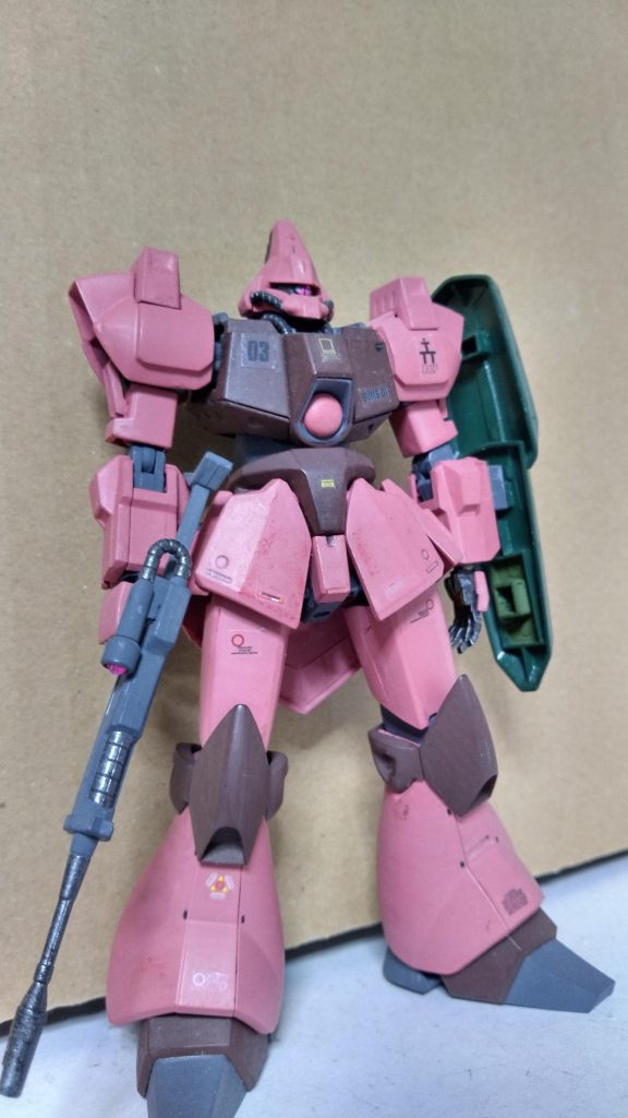 悩んだのは基本色。テレビ版や、新作劇場版を確認しましたが、微妙に違いがあります。この辺りは個人の見解が違うかもしれませんね。ライフルもゲルググの発展型？でしょうが、古臭さがあります。でもお気に入りの機体ですので、まぁ良いかと。(⁠•⁠‿⁠•⁠)