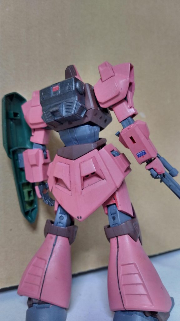 背部は妙にアッサリ感がありますね。Zのモビルスーツ機体では、かなり細身な印象です。
